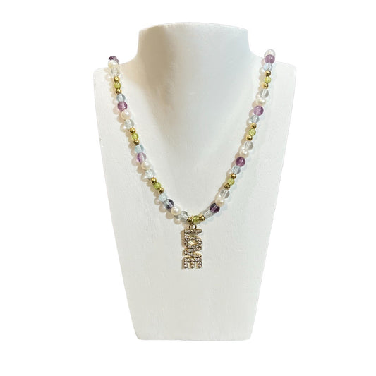 Collar con piedras de colores y dije "LOVE"